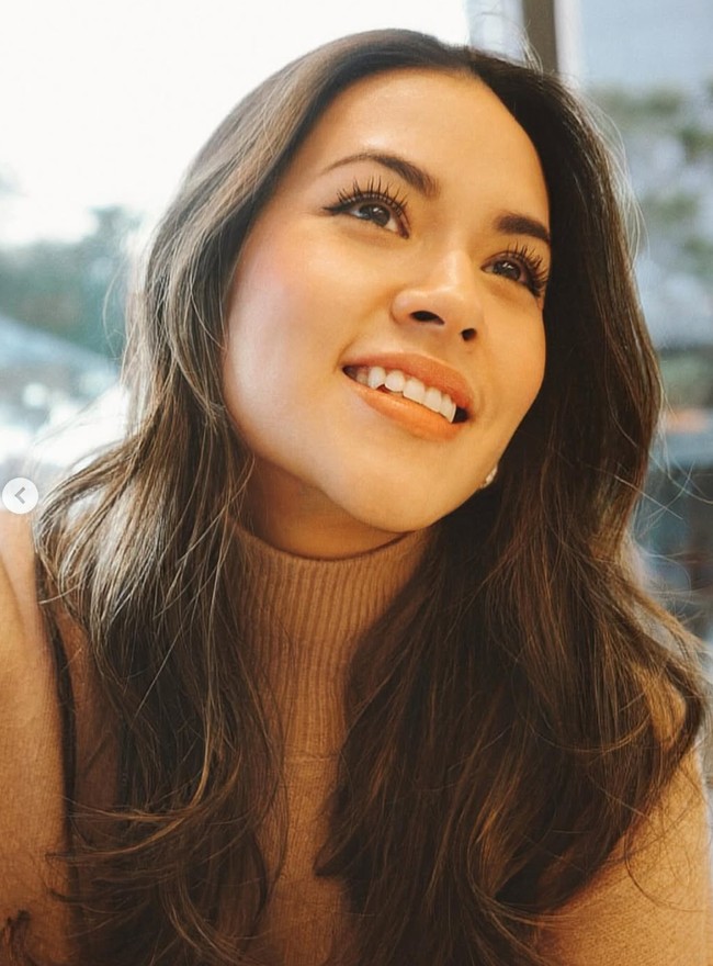 Tak sedikit juga yang memuji kecantikan Raisa, menyebut penyanyi 35 tahun itu justru kini terlihat semakin cantik. Ternyata tanpamuuu kumakinnn “cantik”, tulis salah satu komentar. Kak Yaya cantiknya kelewatan banget, komentar lain. Foto: Instagram/@raisa6690