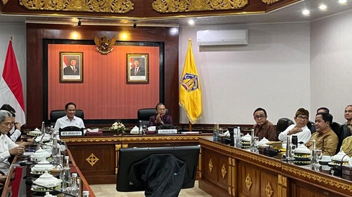 Rapat antara Menteri Lingkungan Hidup (LH) bersama Gubernur Bali, Wali Kota Denpasar, Bupati Badung, dan Bupati Bangli di Gedung Wiswa Sabha, Kantor Gubernur Bali, Senin (29/12/2025). (Dinda Anatasya/detikBali)
