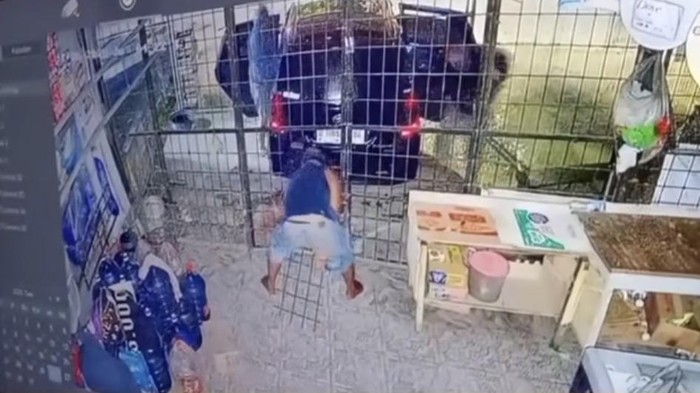 Rekaman CCTV yang memperlihatkan empat pelaku membobol toko sembako di Palembang