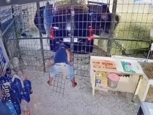 Toko Sembako di Palembang Dibobol Maling, Pelaku Terekam CCTV-Pakai Mobil