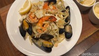 Aglio Olio Il Mare jadi salah satu menu pasta andalan di Privy. Isinya seafood melimpah dengan rasa gurih ringan khas Italia. Foto: detikcom/Riska Fitria