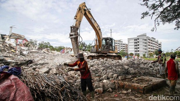Revitalisasi Dimulai, Rusun Marunda Blok C Kini Rata dengan Tanah Proses revitalisasi Rusunawa Marunda Blok C di Jakarta Utara resmi dimulai. Bangunan lama yang dinilai tidak lagi layak huni kini telah rata dengan tanah. Puing-puing beton dan sisa material bangunan dihancurkan menggunakan alat berat, sementara sejumlah pekerja membersihkan area untuk mempersiapkan tahap pembangunan berikutnya, Senin (29/12/2025).