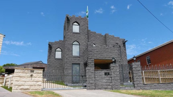 Bikin Haru! Ayah Ini Bangun Kastil 3 Lantai Demi Wujudkan Mimpi Sang Anak