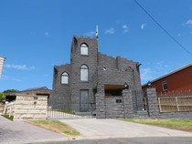 Bikin Haru! Ayah Ini Bangun Kastil 3 Lantai Demi Wujudkan Mimpi Sang Anak