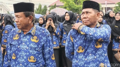 Sarjan dan Abdul Salam, honorer senior yang dilantik PPPK paruh waktu Pemkot Bima, yang dua hari lagi pensiun, di kantor Pemkot Bima, Senin, (29/12/2025).