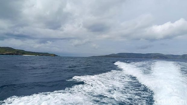 Selat Pulau Padar, lokasi kapal pinisi Putri Sakinah yang ditumpangi pelatih Tim B sepakbola putri Valencia CF dan keluarganya, tenggelam, Jumat (26/12/2025).