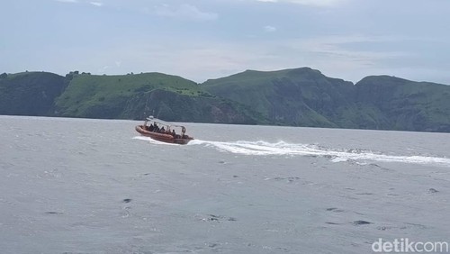 Selat Pulau Padar, lokasi kapal pinisi Putri Sakinah yang ditumpangi pelatih Tim B sepakbola putri Valencia CF dan keluarganya, tenggelam, Jumat (26/12/2025).