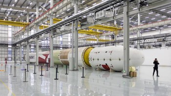 Penampakan badan roket uji untuk program Zhuque-2 di pabrik perusahaan roket LandSpace. China juga telah mengakui nilai strategis roket yang dapat digunakan kembali, yaitu memungkinkan SpaceX untuk menempatkan ribuan satelit Starlink ke orbit, menciptakan konstelasi di orbit rendah Bumi yang akan membutuhkan waktu puluhan tahun bagi Beijing untuk menyamai dengan armada satelitnya sendiri. Foto: REUTERS/Maxim Shemetov