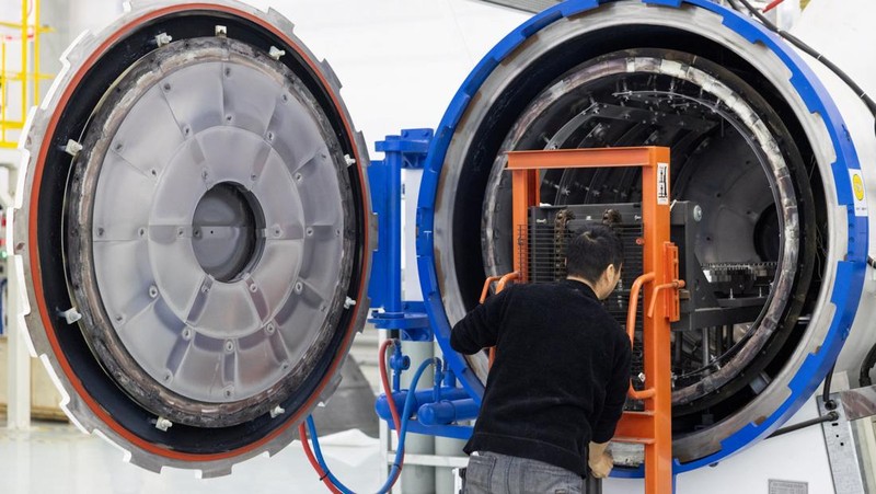 An employee loads details into an industrial processing chamber at the assembly hall at China’s private rocket company, LandSpace's factory in Huzhou, Zhejiang province, China, December 17, 2025. REUTERS/Maxim Shemetov