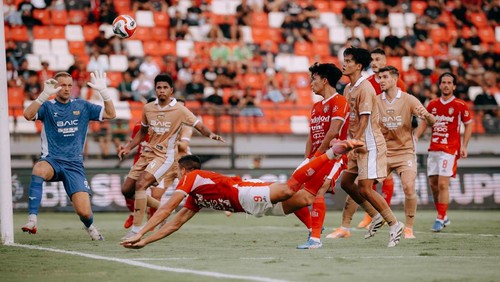 Striker Bali United Boris Kopitovic melepaskan diving header ke gawang Dewa United dalam laga tunda pekan ke-8 di Stadion Kapten I Wayan Dipta, Gianyar, Senin (29/12/2025). (Foto: Dok. Bali United)