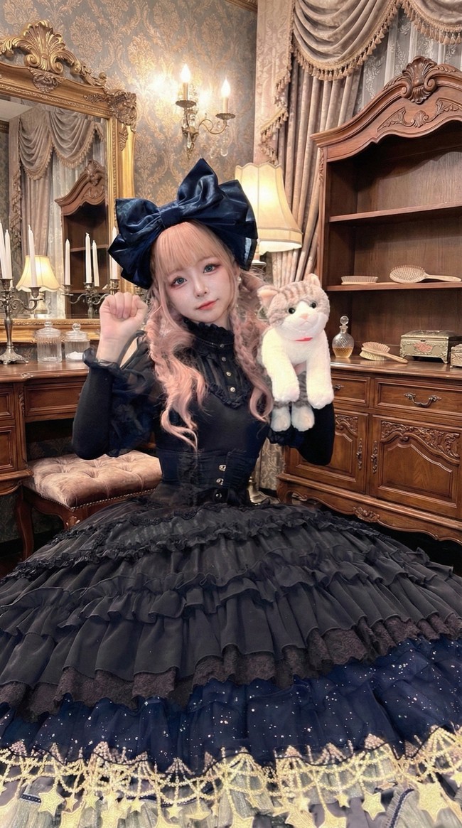 Takuma Tani dikenal karena transformasi yang menarik perhatian lengkap dengan kostum, wig, dan full makeup. Dalam berbagai postingan, ia sering menyerupai karakter anime atau model wanita yang elegan. Foto: Twitter