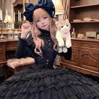 Takuma Tani dikenal karena transformasi yang menarik perhatian lengkap dengan kostum, wig, dan full makeup. Dalam berbagai postingan, ia sering menyerupai karakter anime atau model wanita yang elegan. Foto: Twitter