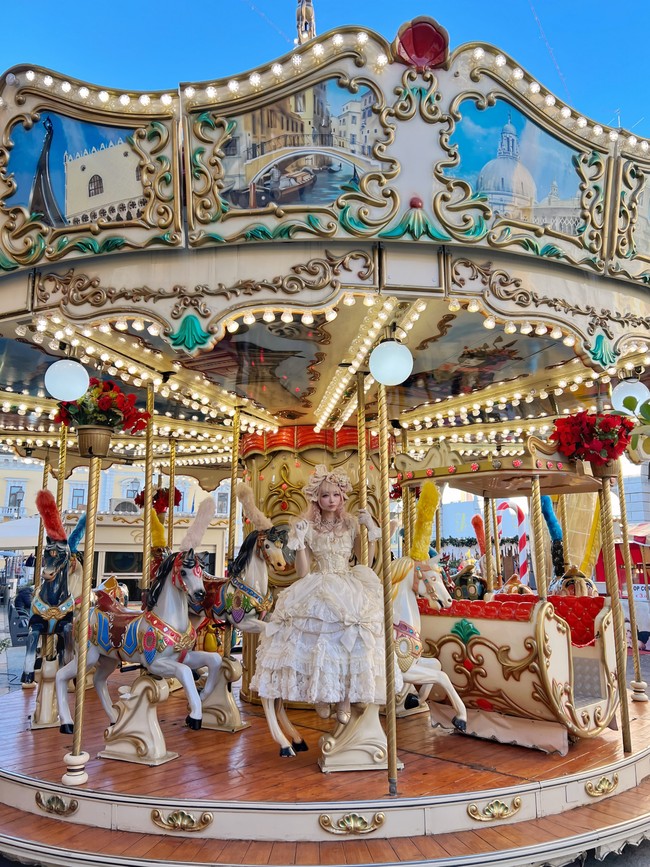 Kebanyakan orang menyatakan kekaguman atas kepercayaan diri, kemampuan transformasi, dan pesonanya di dunia maya. Beberapa mengatakan kemampuannya bertransformasi membuktikan bahwa usia tidak jadi penghalang untuk mengekspresikan diri. Foto: Twitter