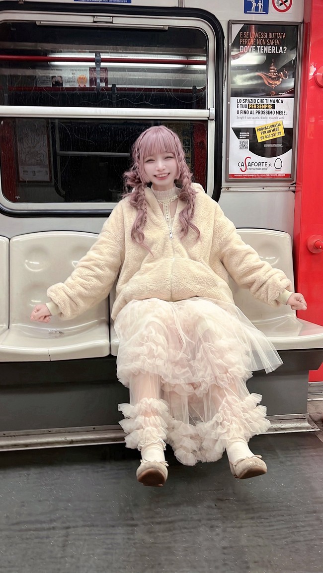 Kebanyakan orang pasti mengetahui bahwa penampilan cantiknya adalah berkat makeup. Namun yang paling mengejutkan netizen bukanlah riasan wajah melainkan terungkapnya fakta bahwa Takuma berusia 48 tahun dan merupakan ayah dari dua anak perempuan. Foto: Twitter