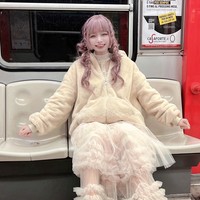 Kebanyakan orang pasti mengetahui bahwa penampilan cantiknya adalah berkat makeup. Namun yang paling mengejutkan netizen bukanlah riasan wajah melainkan terungkapnya fakta bahwa Takuma berusia 48 tahun dan merupakan ayah dari dua anak perempuan. Foto: Twitter