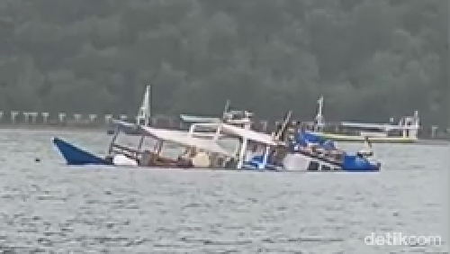 Tangkapan layar video detik-detik kapal pinisi Dewi Anjani tenggelam di Labuan Bajo, Manggarai Barat, NTT, Senin (29/12/2025).
