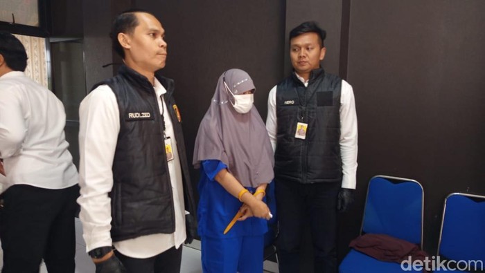 Tersangka korupsi dana bergulir dari APBN saat dihadirkan di konferensi pers Polres Temanggung, Senin (29/12/2025).