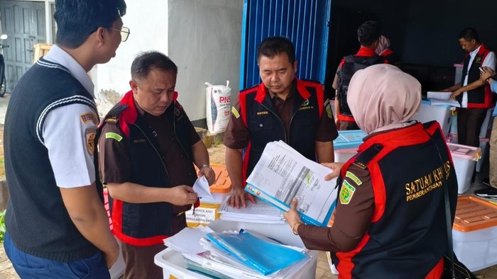 Tim Penyidik Kejati Kalbar menggeledah Kantor Distrik Navigasi Kelas III Pontianak.