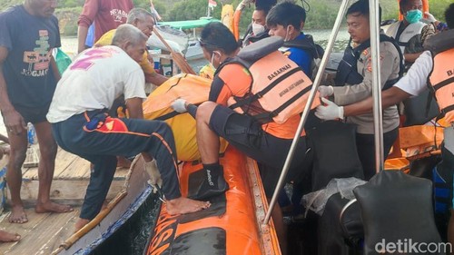 Tim SAR gabungan evakuasi satu jenazah perempuan yang ditemukan di Pulau Serai, Taman Nasional Komodo, Senin (29/12/2025).