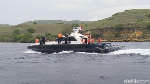 Tim SAR gabungan melakukan operasi pencarian korban kapal pinisi Putri Sakinah yang tenggelam di perairan Pulau Padar, Labuan Bajo, Manggarai Barat, NTT, Senin (29/12/2025). (Foto: Ambrosius Ardin/detikBali)