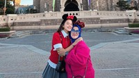 Ummi Quary di 2025 bersyukur bisa liburan ke tempat impian sejak kecil, yakni DisneyLand. Ia ke situ bersama orang tuanya. (Foto: dok Instagram ummi_quary)