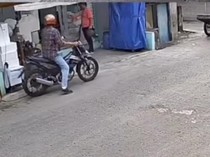 Video: Aksi 2 Pria Gasak Uang-Ponsel Nenek Penjaga Warung di Jakut