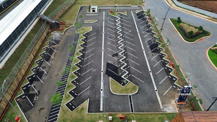 PT Kereta Api Indonesia (Persero) memastikan kesiapan Stasiun Jatake yang berlokasi di Kelurahan Jatake–Kelurahan Kadusirung, Kecamatan Pagedangan, Kabupaten Tangerang, sebagai bagian dari penguatan layanan Commuter Line lintas Tanah Abang–Rangkasbitung. Menyambut tahun 2026, stasiun baru ini terus dipersiapkan melalui tahapan finalisasi bersama Direktorat Jenderal Perkeretaapian Kementerian Perhubungan, sebelum mulai melayani masyarakat.