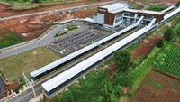 Stasiun Jatake dikembangkan dengan konsep Transit Oriented Development (TOD) yang memadukan fungsi transportasi dan aktivitas kawasan. Stasiun ini berdiri di atas lahan seluas 2.435 meter persegi dengan bangunan tiga lantai seluas sekitar 3.000 meter persegi. Berada di KM 37+045 lintas Tanah Abang–Rangkasbitung, stasiun ini memiliki peron sepanjang 250 meter dengan lebar masing-masing 6 meter, serta diproyeksikan mampu melayani hingga 20.000 penumpang per hari. Dok. PT KAI