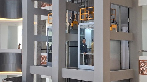 Wali Kota Mataram, Mohan Roliskana, meninjau progres pembangunan kantor barunya, Senin (29/12/2025) sore. (Nathea Citra/detikBali)