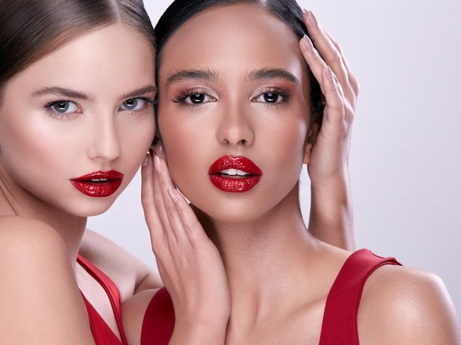 Wanita dengan Makeup Bold Hingga Flawless