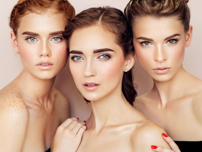 Wanita dengan Makeup Bold Hingga Flawless