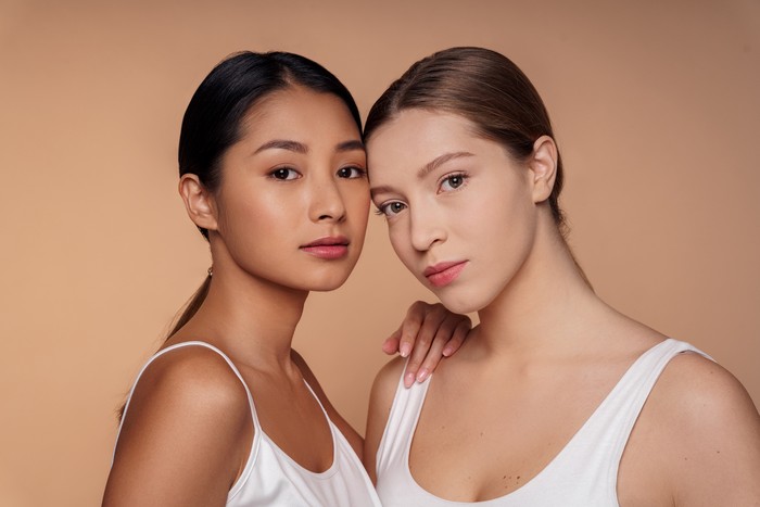 Wanita dengan Makeup Bold Hingga Flawless