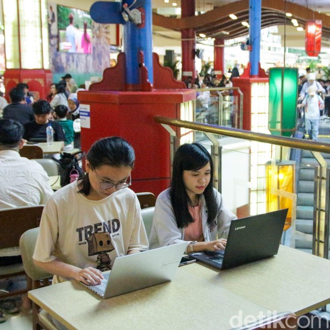 Work From Mall Jadi Pilihan Warga Selama Penerapan WFA Akhir Tahun