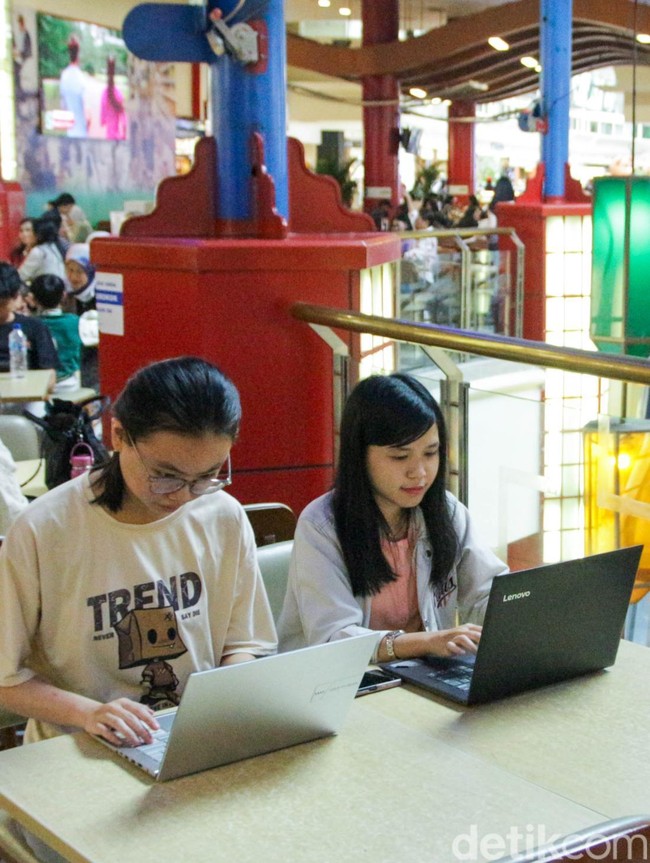 Work From Mall Jadi Pilihan Warga Selama Penerapan WFA Akhir Tahun