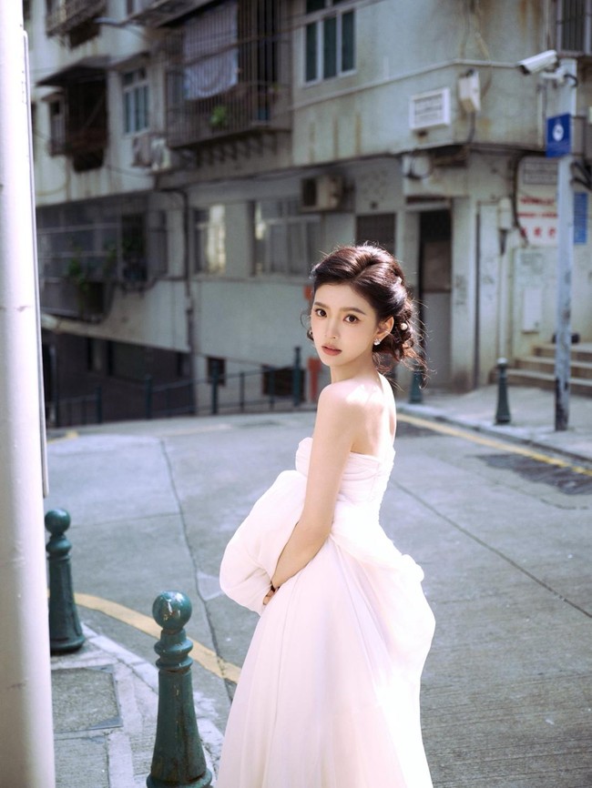 Potret Zhang Ruonan yang Diduga Diet Ekstrem, Muat Pakai Baju Anak-anak