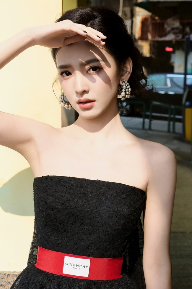 Menurut laporan, Zhang Ruonan memang sengaja menurunkan berat badan secara ekstrem untuk mempersiapkan peran dalam film terbaru di mana ia bermain sebagai pasien kanker. Hal ini memicu kekhawatiran di kalangan penggemar. Foto: Weibo