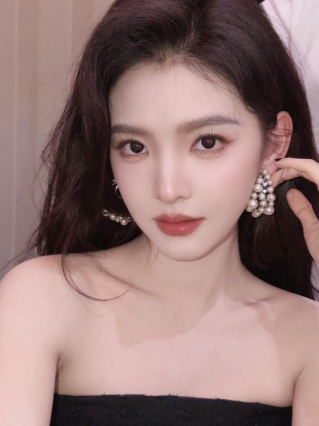 Penampilannya memunculkan kata kunci Zhang Ruonan sangat kurus di media sosial. Situasi ini kembali memicu kritik terhadap standar kecantikan di industri hiburan China yang mengutamakan tubuh sangat kurus untuk bisa dianggap menawan. Foto: Weibo