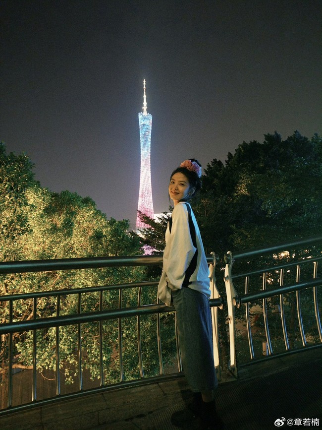 Rumor tersebut diperparah ketika aktris My Boss itu tiba-tiba menangis saat live streaming. Ia mengaku berharap punya waktu istirahat demi menghindari kecemasan dan tekanan emosional yang terus-menerus. Beberapa netizen berspekulasi ia mengalami tekanan psikologis seperti aktris Zhao Lusi. Foto: Weibo