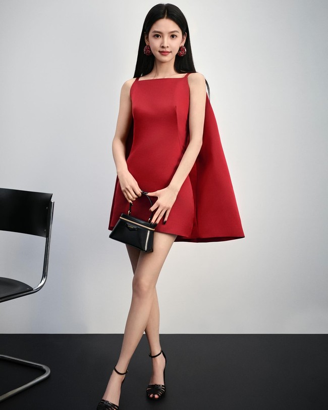 Menurut 163, pada awal 2025, Zhang Ruonan kehilangan 5 kg untuk memerankan karakter Wen Yifan yang rapuh. Dengan tinggi 1,66 m, berat badannya kini hanya sekitar 37 kilogram dengan indeks massa tubuh (BMI) sekitar 14,5 yang mana sangat rendah dan mendekati ambang batas terkait risiko kegagalan organ. Foto: Weibo