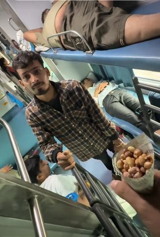 AA Juju Beraksi Lagi! Kali Ini Cicip Semua Jajanan di Kereta India AA Juju Beraksi Lagi! Kali Ini Cicip Semua Jajanan di Kereta India