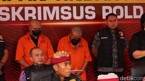 AG dan ND hanya mampu diam saat dihadirkan dalam konferensi pers di depan tempatnya bekerja di Jalan Pemelisan, Denpasar, Selasa (30/12/2025). (Aryo Mahendro/detikBali).