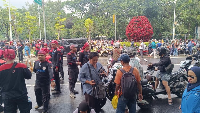 Jalan Medan Merdeka Selatan Tertutup Massa Buruh, Pemotor Nekat Naik Trotoar