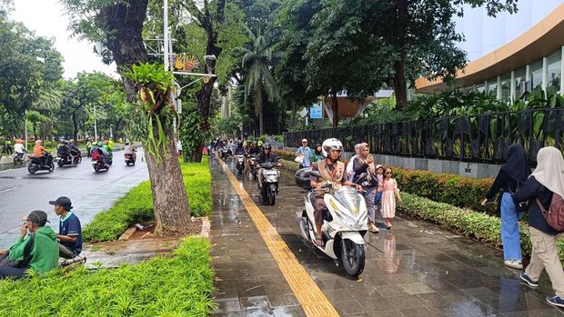 Akses Jalan Medan Merdeka Selatan tertutup massa buruh, sejumlah pemotor nekat naik trotoar, Selasa (30/12/2025).