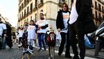 Aksi Jalan-Jalan Amal Bersama Anjing Warnai Madrid
