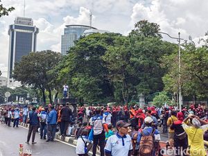 Video Buruh Blokade Jalan Medan Merdeka Selatan, Pemotor Pilih Naik Trotoar