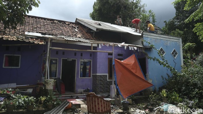 Angin puting beliung menerjang Kecamatan Kemang, Kabupaten Bogor, Senin sore. Puluhan rumah rusak dan warga dibantu petugas membersihkan puing, Selasa (30/12/2025).