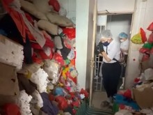 Miris! Lansia Hidup Sesak di Apartemen Tanpa Air-Listrik, Cuci Baju Pakai Hujan
