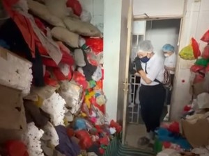 Miris! Lansia Hidup Sesak di Apartemen Tanpa Air-Listrik, Cuci Baju Pakai Hujan