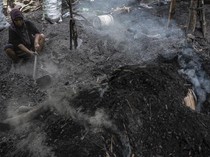 Arang Kayu Jadi Buruan Jelang Tahun Baru, Produksi Naik Dua Kali Lipat