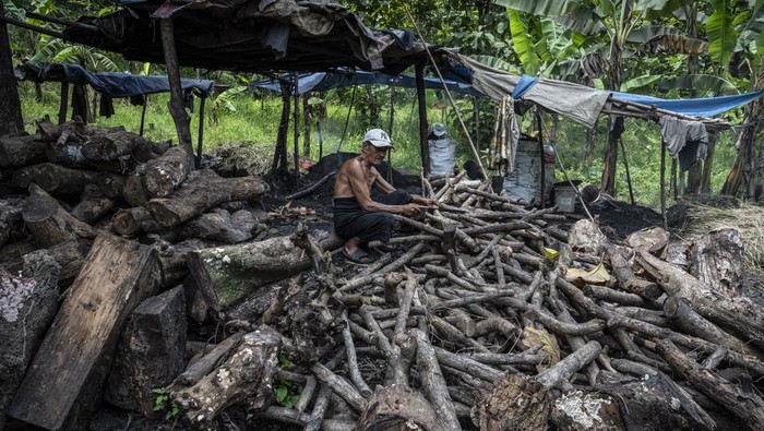 Pekerja memilah arang kayu di sebuah industri rumahan Desa Mluweh, Ungaran Timur, Kabupaten Semarang, Jawa Tengah, Selasa (30/12/2025). Produksi bahan bakar arang berbahan baku berbagai jenis kayu seperti kayu asam, johar, sonokeling, dan sengon, yang dijual seharga Rp100.000 per karung berisi 35 kilogram itu mengalami peningkatan hingga dua kali lipat seiring tingginya permintaan menjelang perayaan malam Tahun Baru 2026. ANTARA FOTO/Aprillio Akbar/tom.